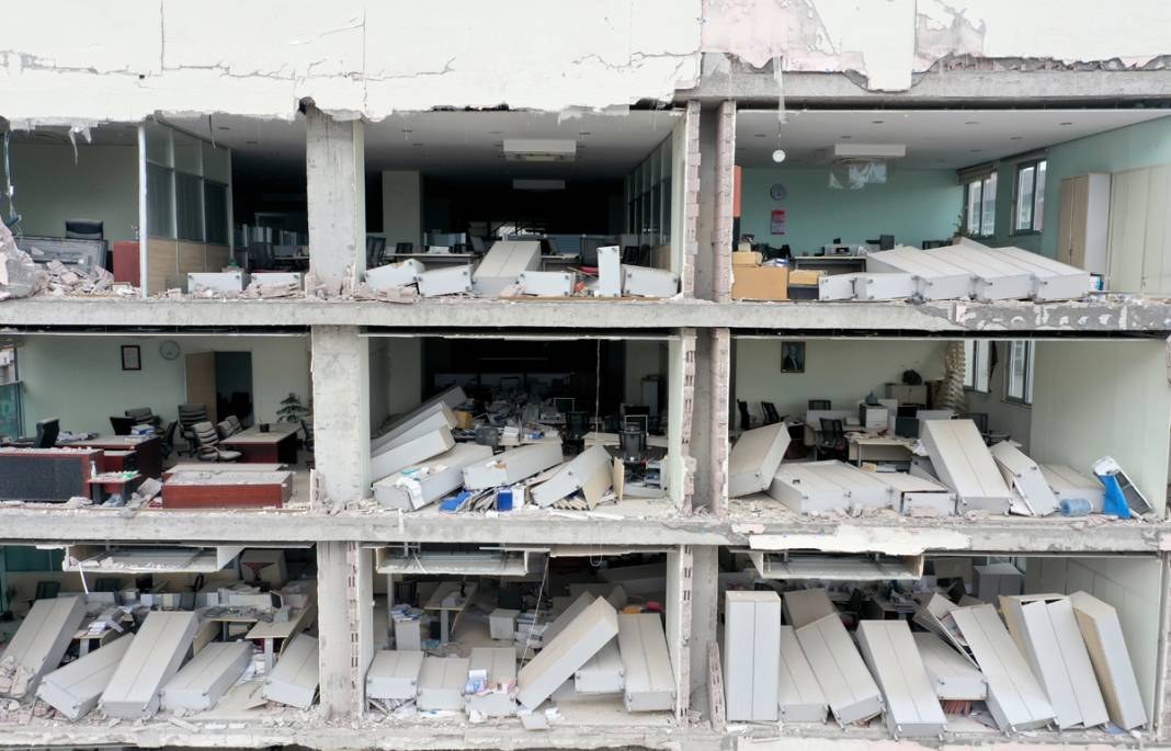 Dehşetin içerideki izleri... Depremin boyutu bu kez yıkılan duvarlarda 1