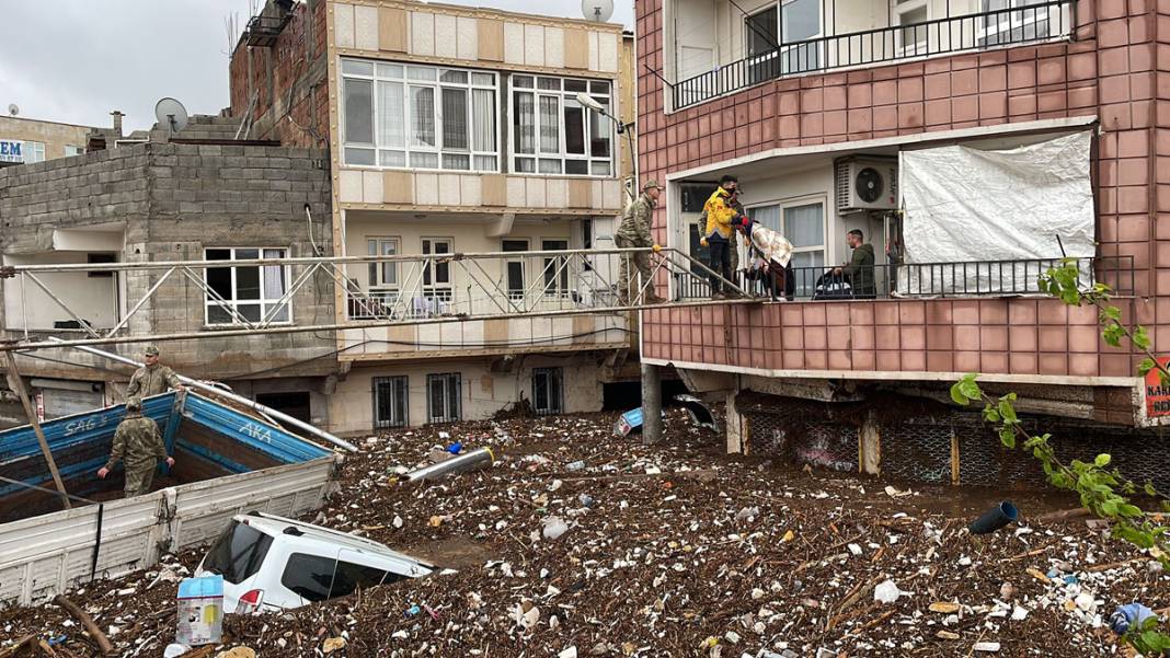 Deprem yıktı sel boğdu: Afet bölgesinden iç sızlatan manzaralar 13