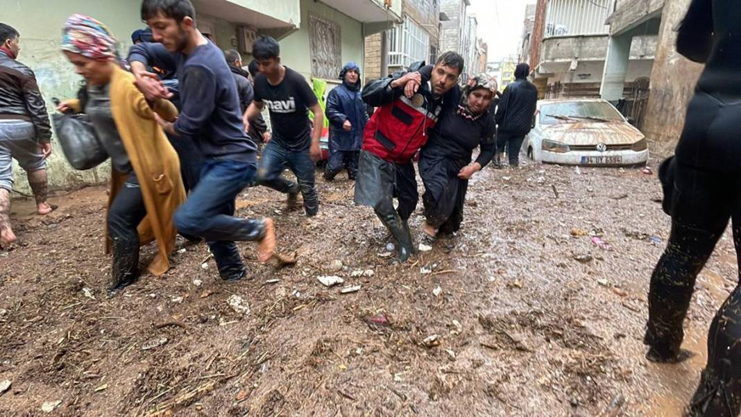 Deprem yıktı sel boğdu: Afet bölgesinden iç sızlatan manzaralar 11