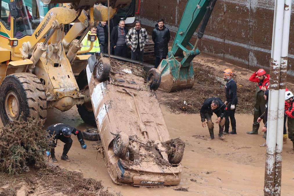 Kare kare ihmal: Selin vurduğu iki şehirden acı manzaralar 16