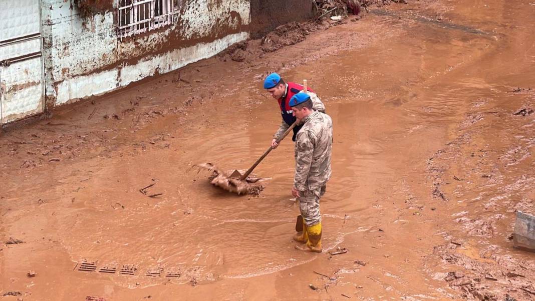 Kare kare ihmal: Selin vurduğu iki şehirden acı manzaralar 6