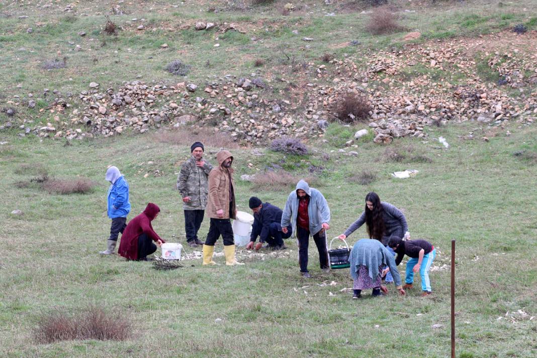 Depremzedeler kovalarla tek tek topladı: Kendilerini unutup onlara koştular 9