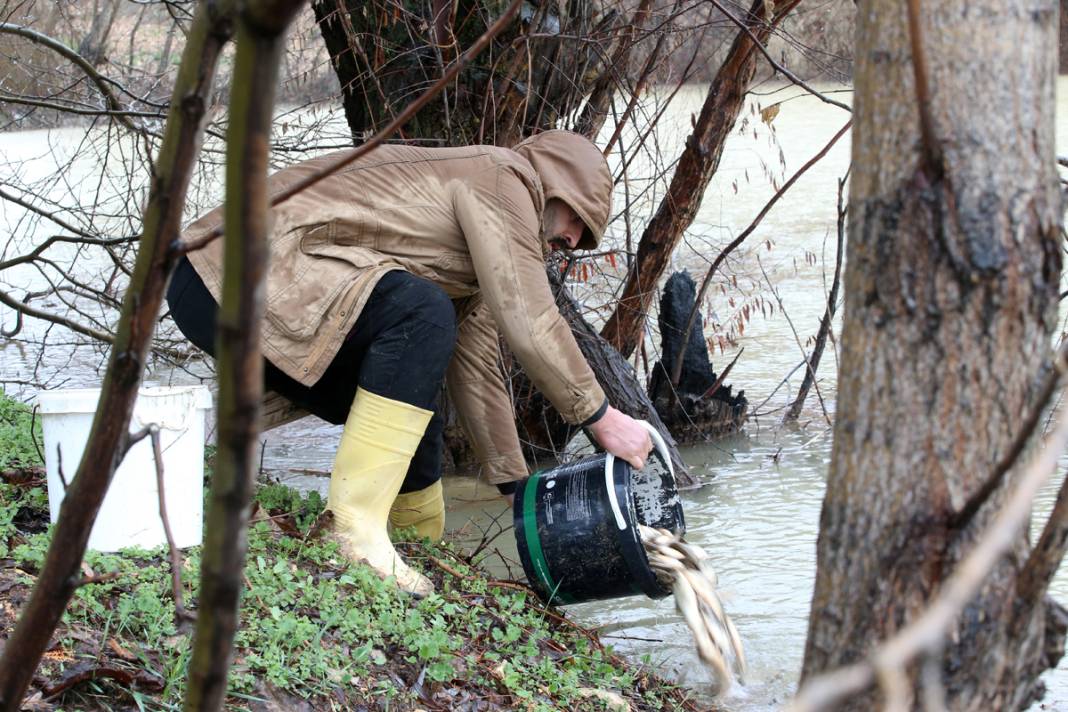 Depremzedeler kovalarla tek tek topladı: Kendilerini unutup onlara koştular 12