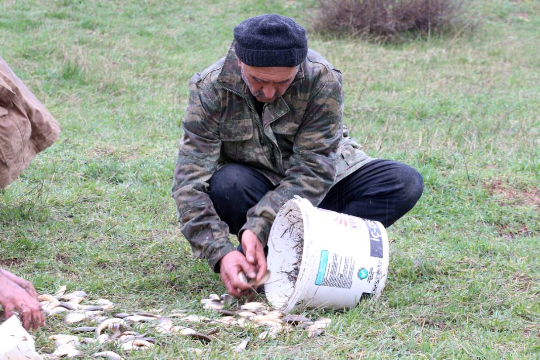 Depremzedeler kovalarla tek tek topladı: Kendilerini unutup onlara koştular 10