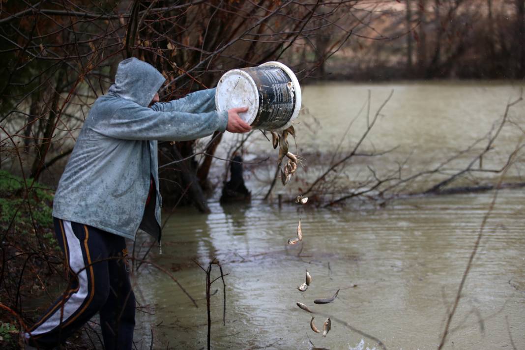 Depremzedeler kovalarla tek tek topladı: Kendilerini unutup onlara koştular 13