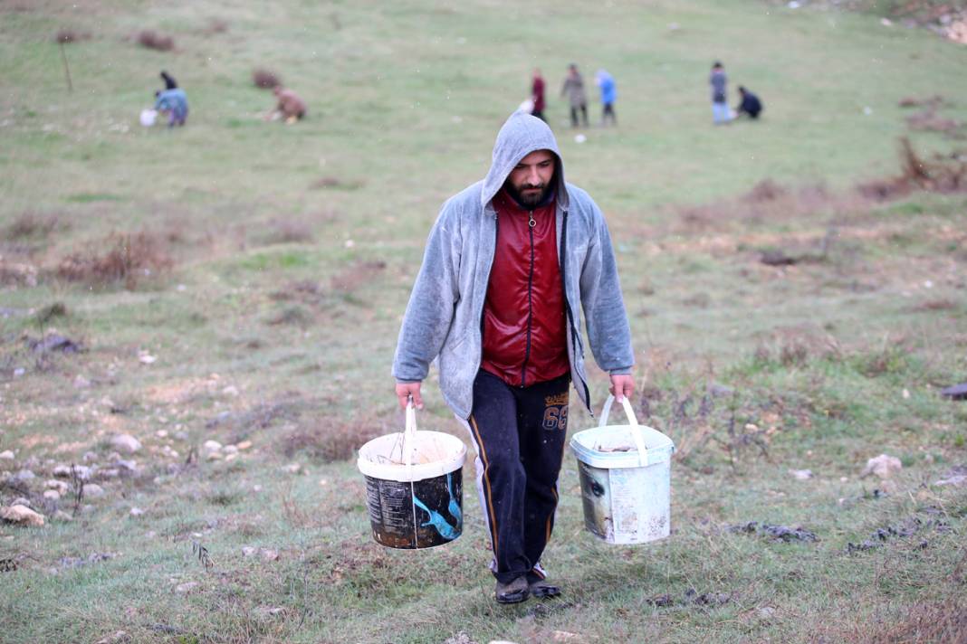 Depremzedeler kovalarla tek tek topladı: Kendilerini unutup onlara koştular 7
