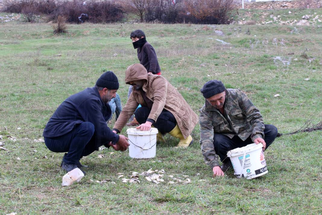 Depremzedeler kovalarla tek tek topladı: Kendilerini unutup onlara koştular 4