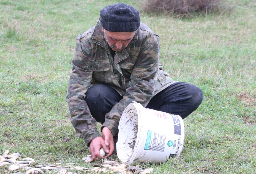 Depremzedeler kovalarla tek tek topladı: Kendilerini unutup onlara koştular 5
