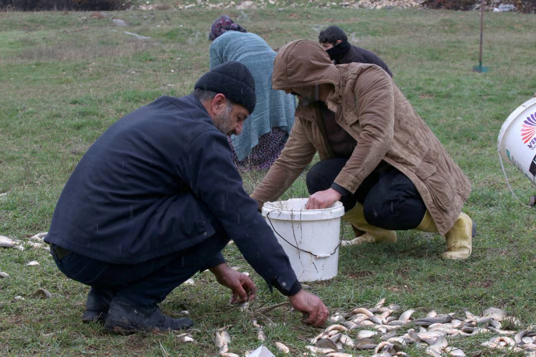 Depremzedeler kovalarla tek tek topladı: Kendilerini unutup onlara koştular 2