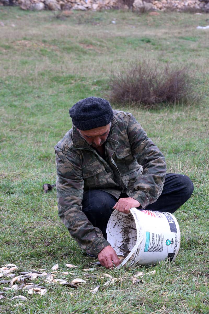 Depremzedeler kovalarla tek tek topladı: Kendilerini unutup onlara koştular 3