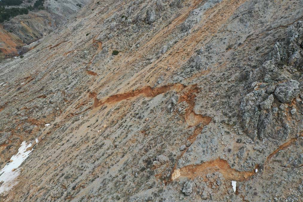 Karlar eriyince ortaya çıktı: Akdağ Dağı''nda deprem sonrası korkutan görüntüler 13
