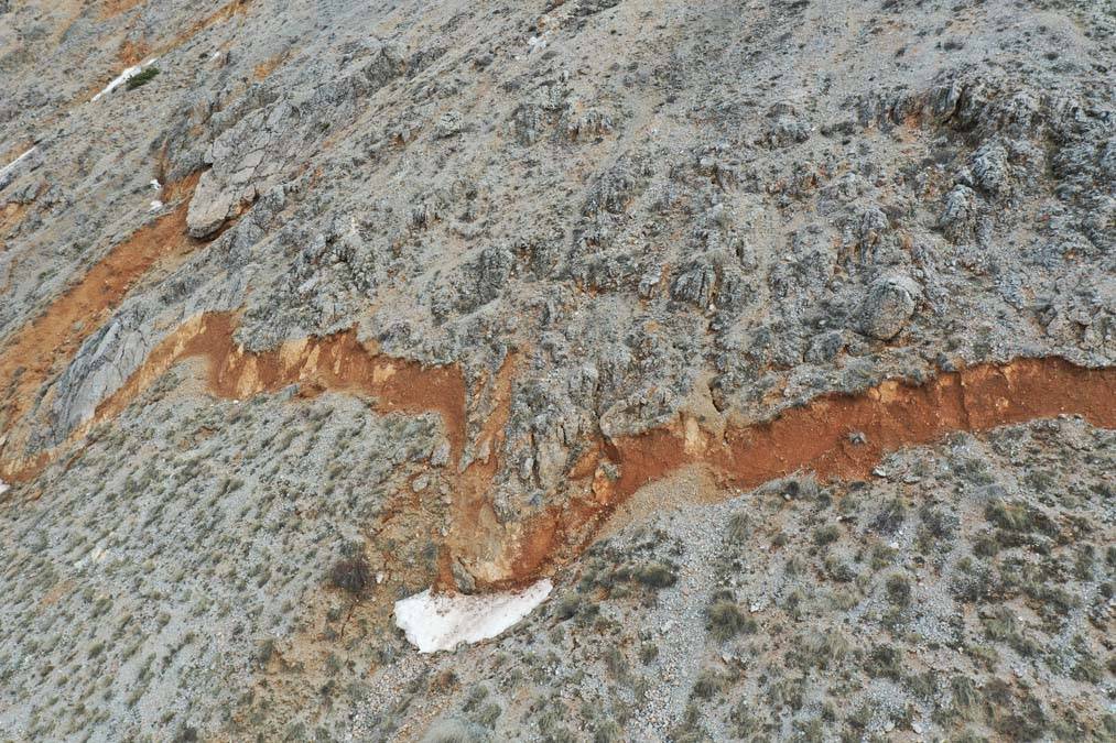 Karlar eriyince ortaya çıktı: Akdağ Dağı''nda deprem sonrası korkutan görüntüler 5