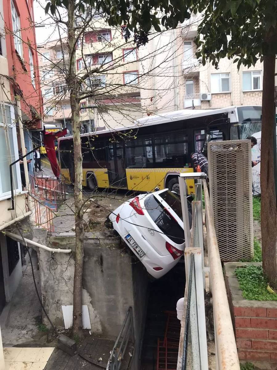 Kağıthane'de korku dolu anlar... Önüne çıkan her şeyi yıktı geçti! 3