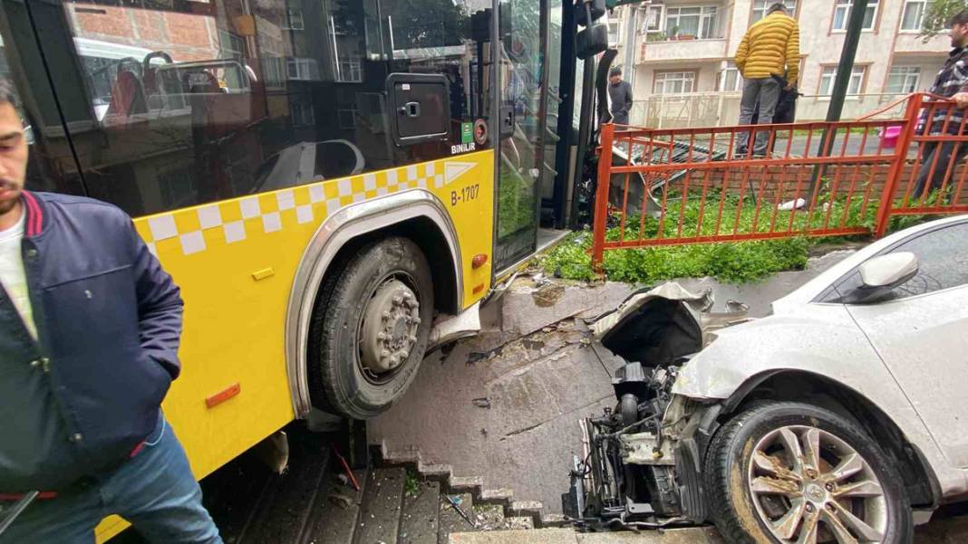 Kağıthane'de korku dolu anlar... Önüne çıkan her şeyi yıktı geçti! 8