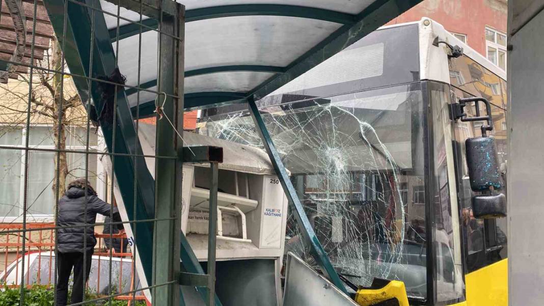 Kağıthane'de korku dolu anlar... Önüne çıkan her şeyi yıktı geçti! 7