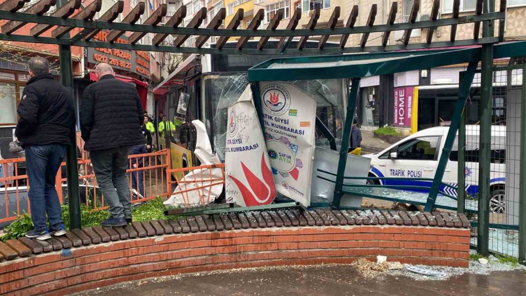 Kağıthane'de korku dolu anlar... Önüne çıkan her şeyi yıktı geçti! 4