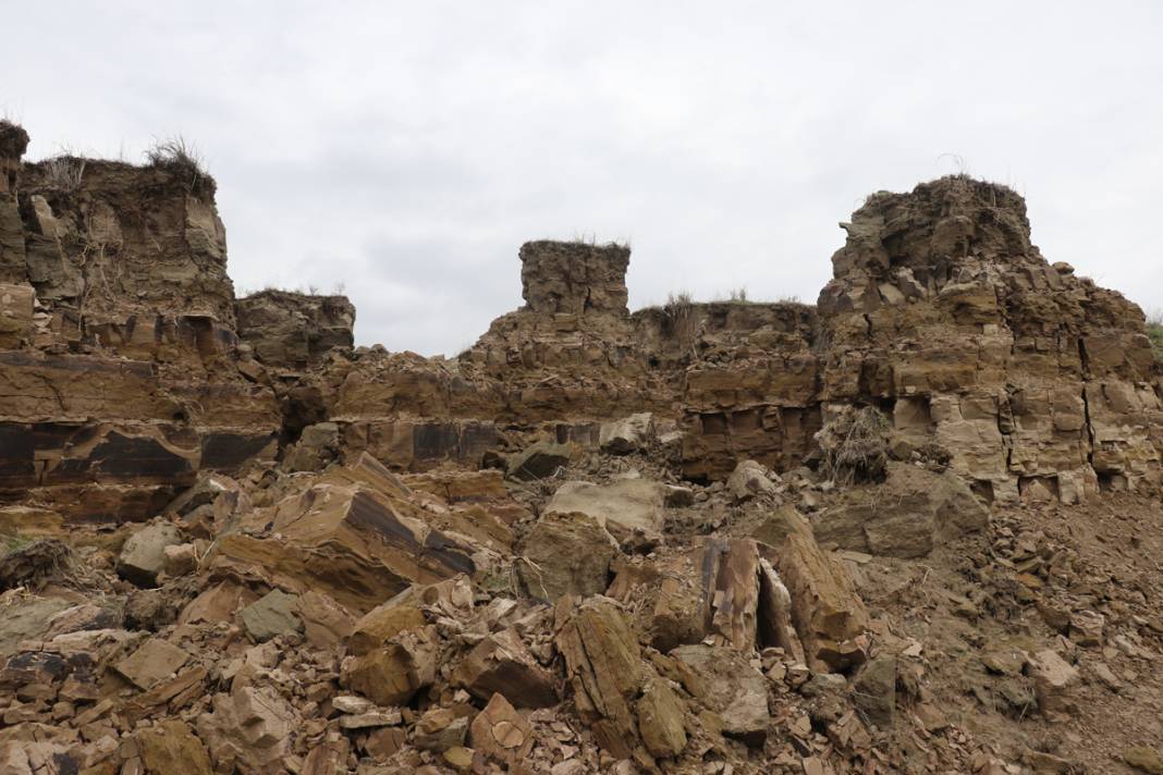 Depremden sonra oldu! Dağ üstümüze geliyor sandık 16