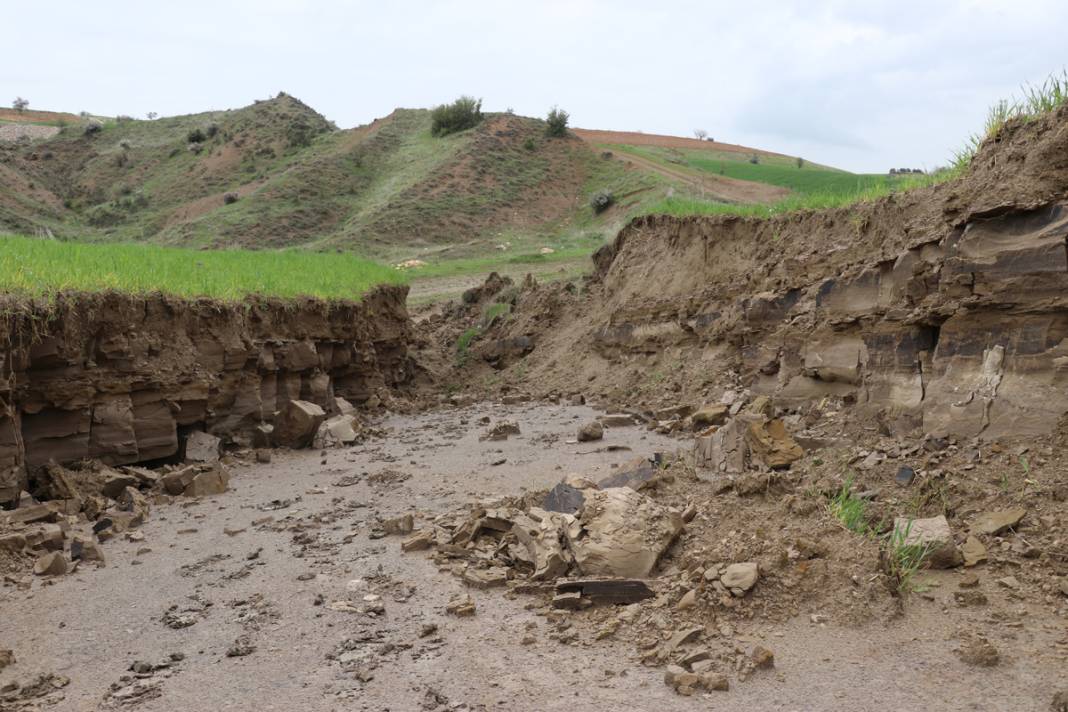Depremden sonra oldu! Dağ üstümüze geliyor sandık 15