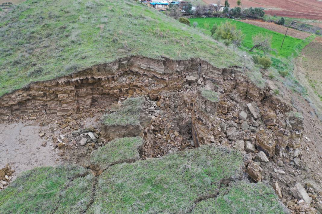 Depremden sonra oldu! Dağ üstümüze geliyor sandık 13