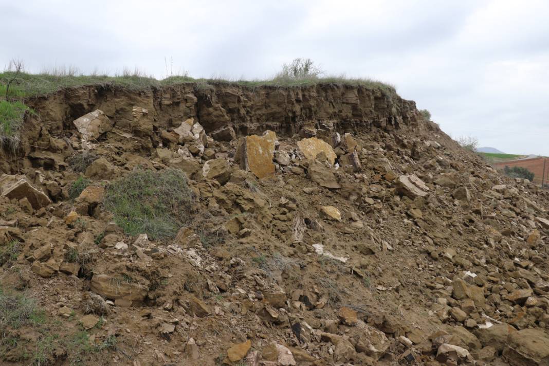 Depremden sonra oldu! Dağ üstümüze geliyor sandık 12