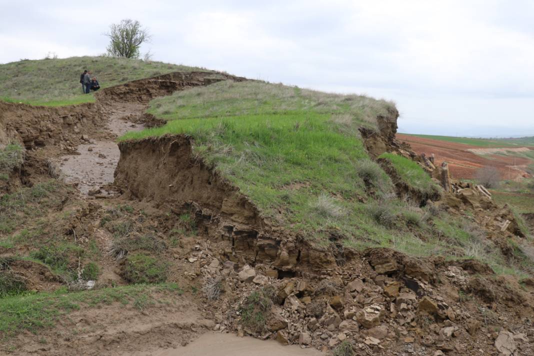 Depremden sonra oldu! Dağ üstümüze geliyor sandık 9