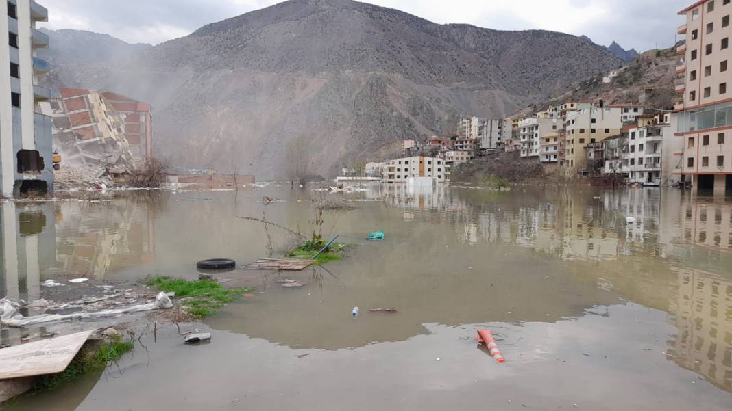 Yükselen sular terk edilen binalara girdi: Yusufeli batığı... 11