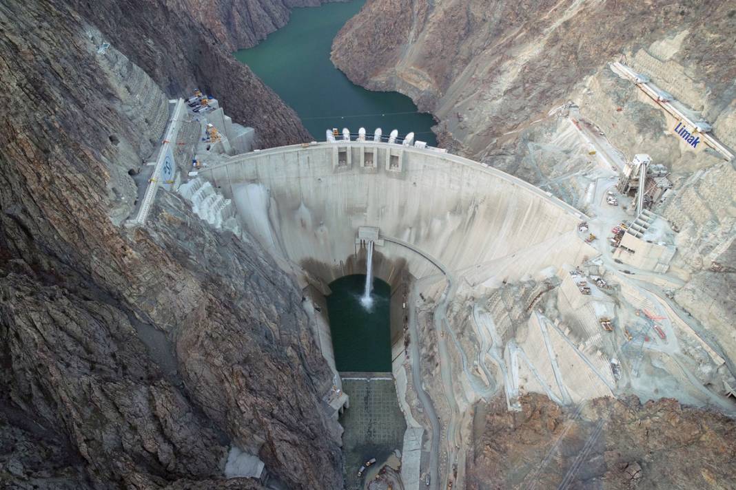 Yükselen sular terk edilen binalara girdi: Yusufeli batığı... 4