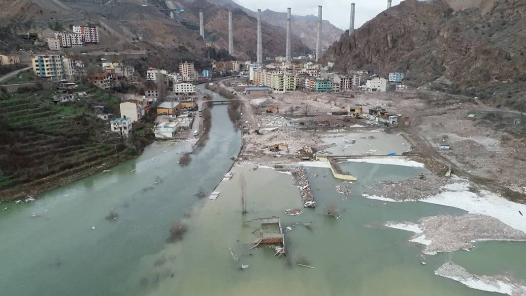 Yükselen sular terk edilen binalara girdi: Yusufeli batığı... 3