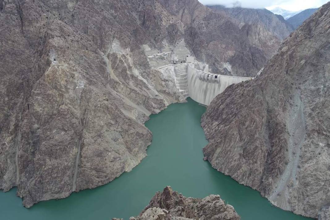 Yükselen sular terk edilen binalara girdi: Yusufeli batığı... 2