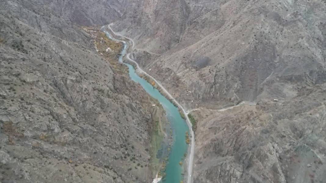 Yükselen sular terk edilen binalara girdi: Yusufeli batığı... 1