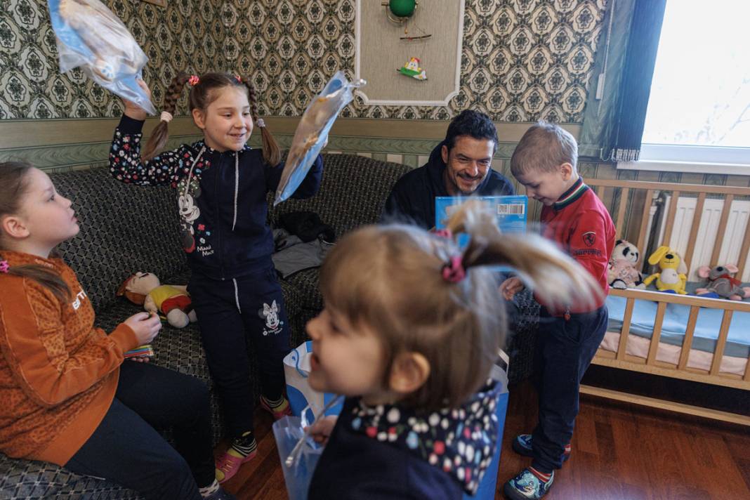 Orlando Bloom, Kiev’deki çocuklarla bir araya geldi 5
