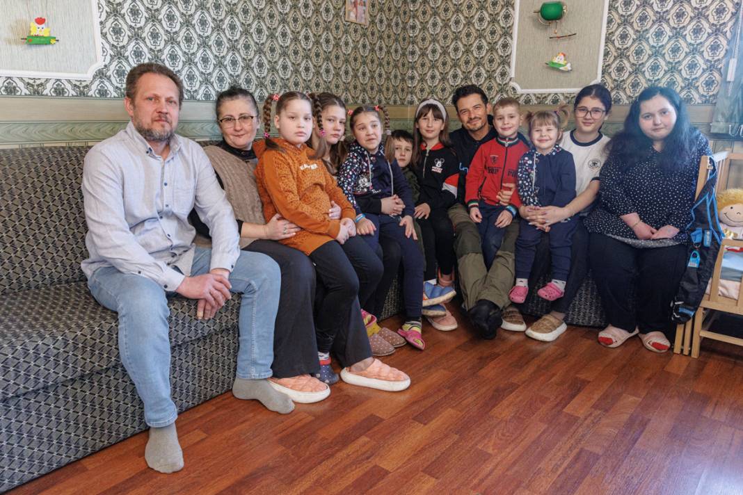 Orlando Bloom, Kiev’deki çocuklarla bir araya geldi 6