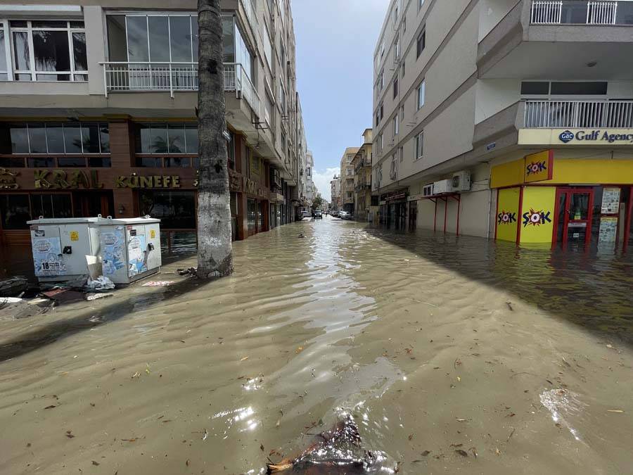 İskenderun yine su altında: Deniz taştı sokaklar göle döndü 12