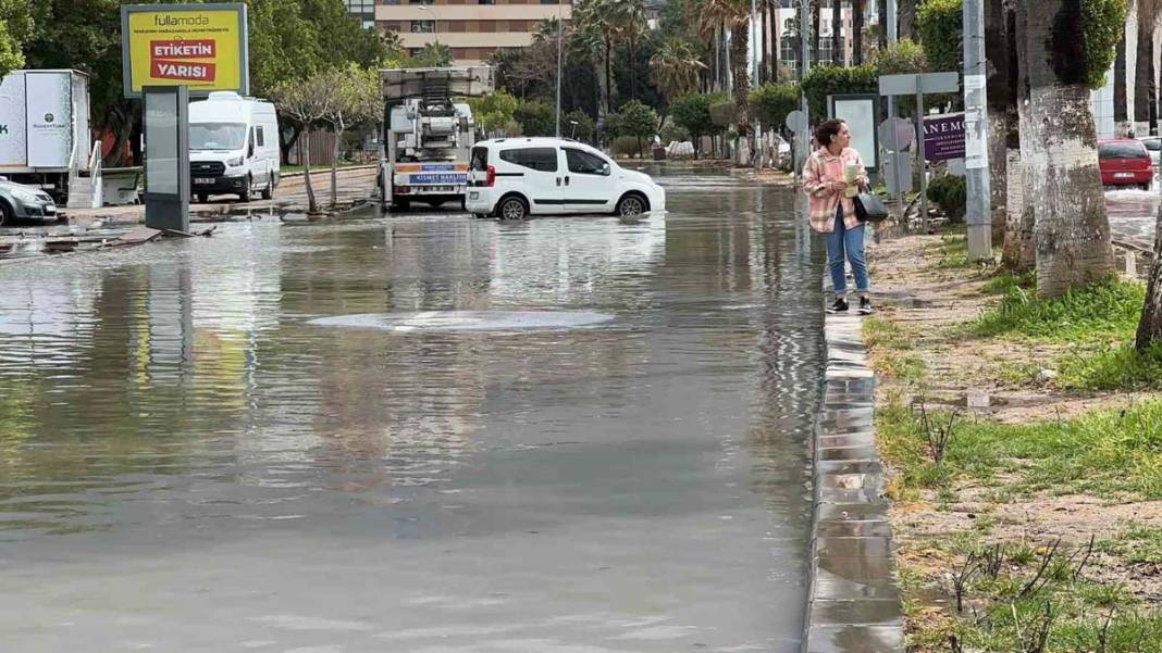 İskenderun yine su altında: Deniz taştı sokaklar göle döndü 3