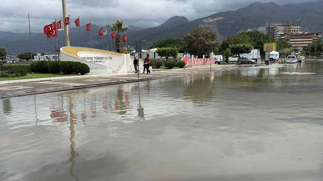 İskenderun yine su altında: Deniz taştı sokaklar göle döndü 2