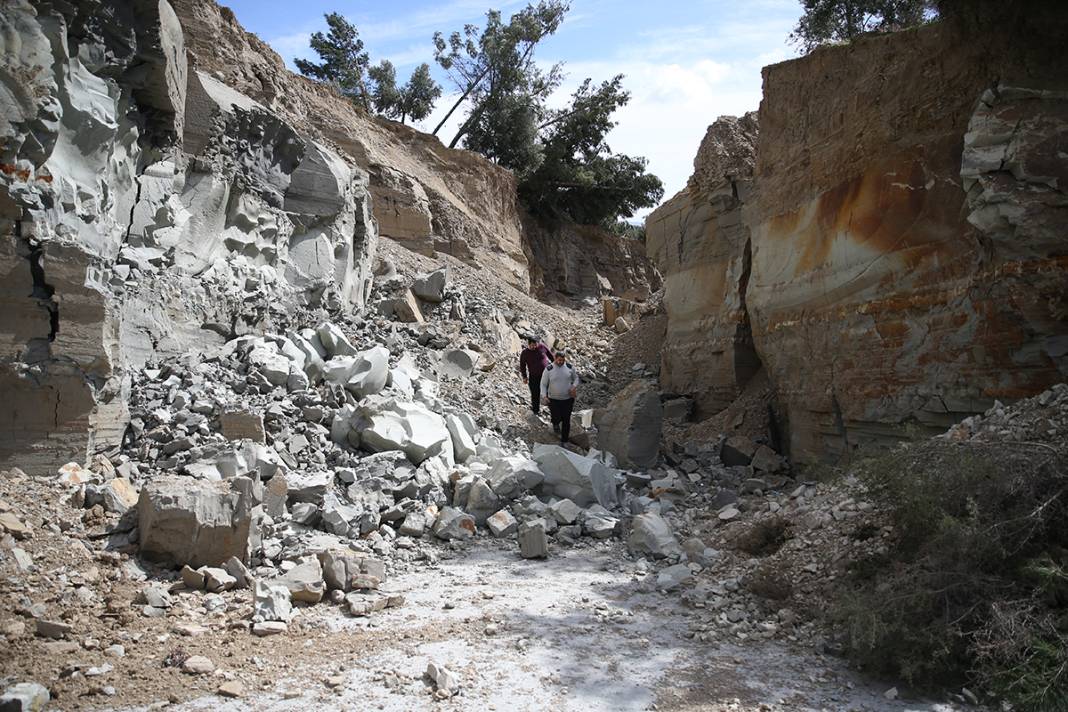 Deprem anında dağdan gelen ses... Yer yarıldı başka bir zemin ortaya çıktı 1