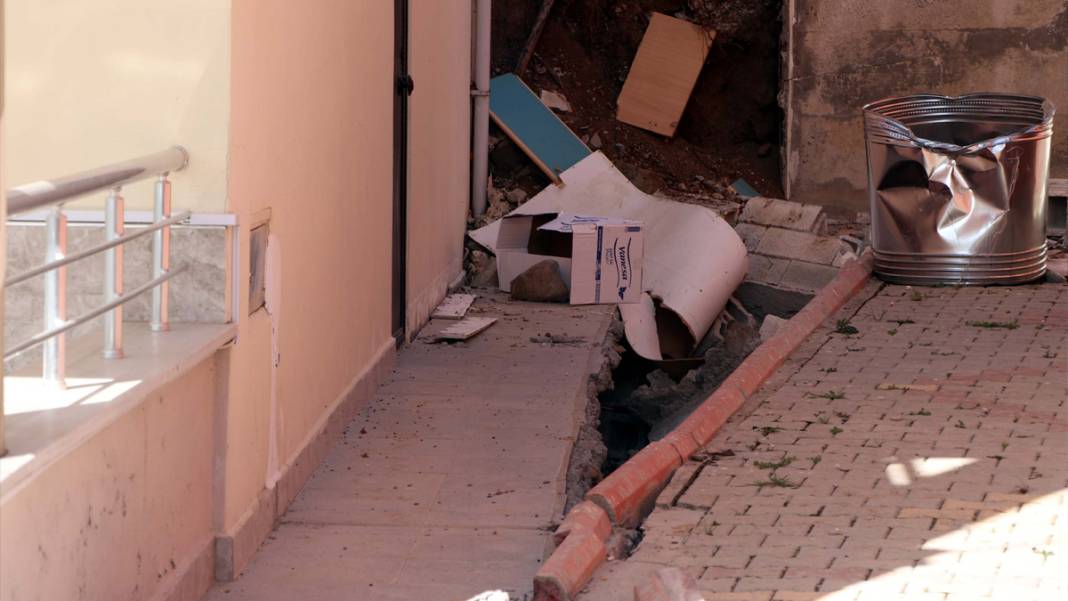 Görenler gözlerine inanamıyor: Yıkılmadı ama yön değiştirdi 7