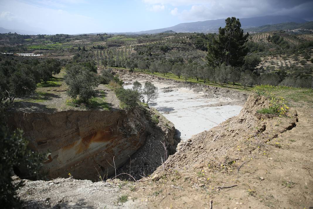 Deprem anında dağdan gelen ses... Yer yarıldı başka bir zemin ortaya çıktı 8