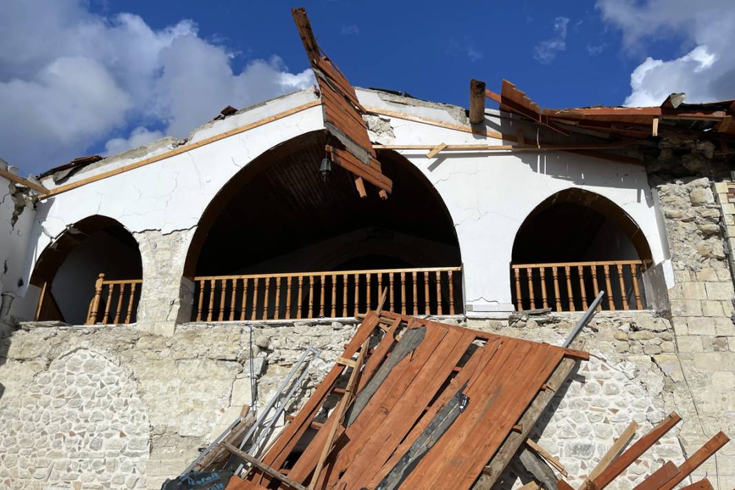 Hatay'ın 'Meryem Ana'sı da yıkıldı 4
