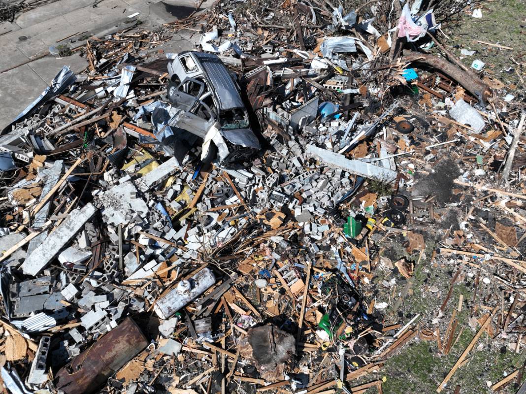 Taş üstünde taş kalmadı! ABD'deki hortum felaketinde ölü sayısı artıyor 5