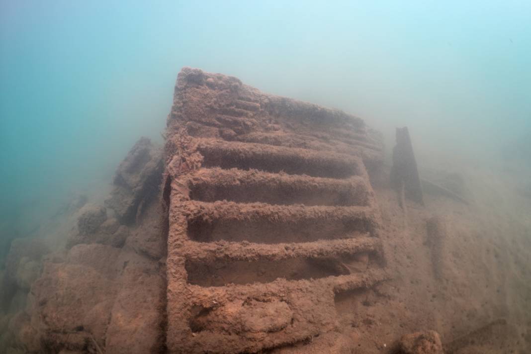 Depremin su altı izleri: Kıyı şeridinde bir metrelik göçük 36