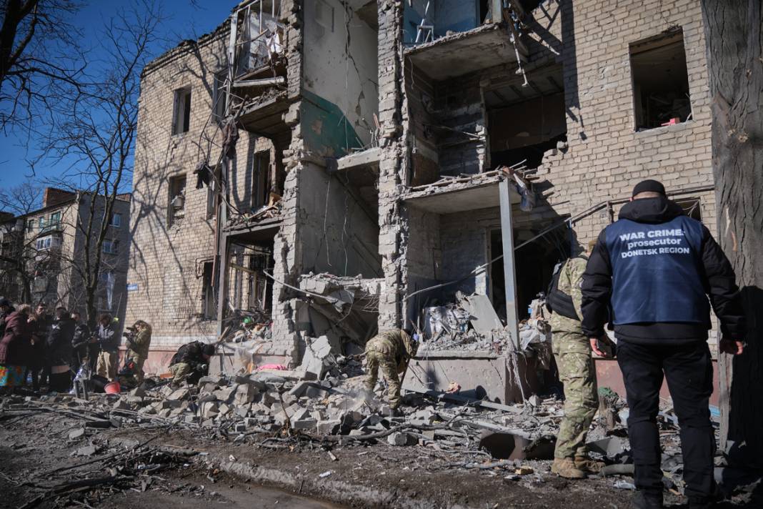 Rus füzeleri yine Ukrayna'yı vurdu! Ölü ve yaralılar var 4