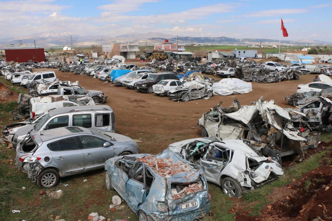 Araba mezarlığı! Büyük felaketle hepsi demir yığınına döndü 9