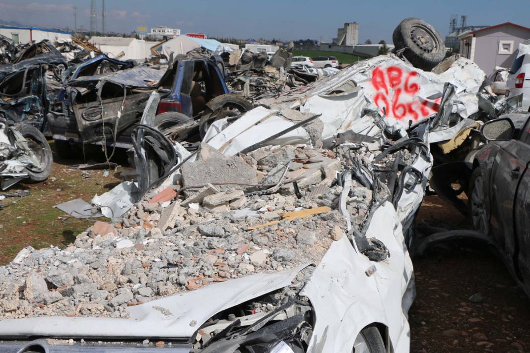 Araba mezarlığı! Büyük felaketle hepsi demir yığınına döndü 1