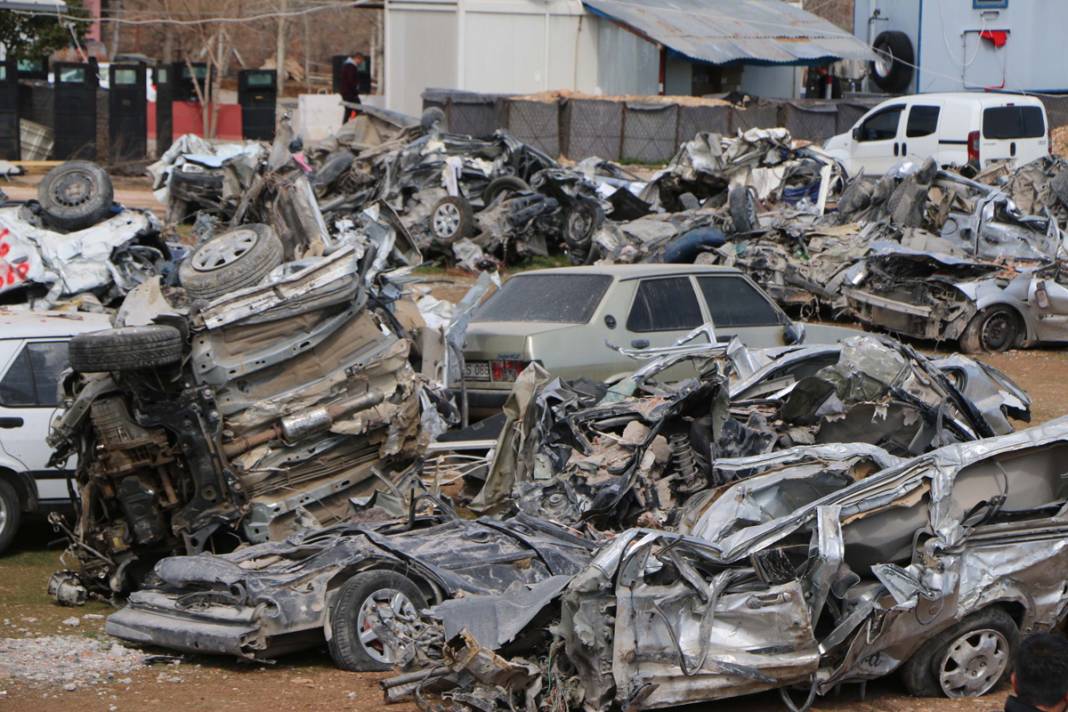Araba mezarlığı! Büyük felaketle hepsi demir yığınına döndü 8