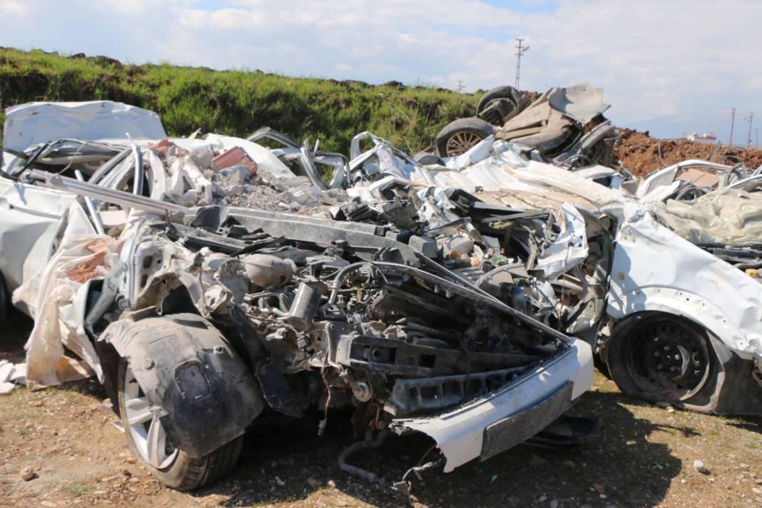 Araba mezarlığı! Büyük felaketle hepsi demir yığınına döndü 7