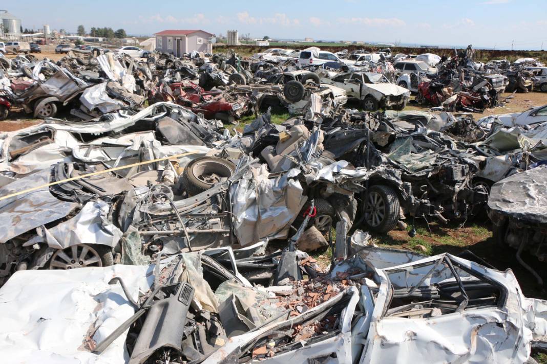Araba mezarlığı! Büyük felaketle hepsi demir yığınına döndü 6