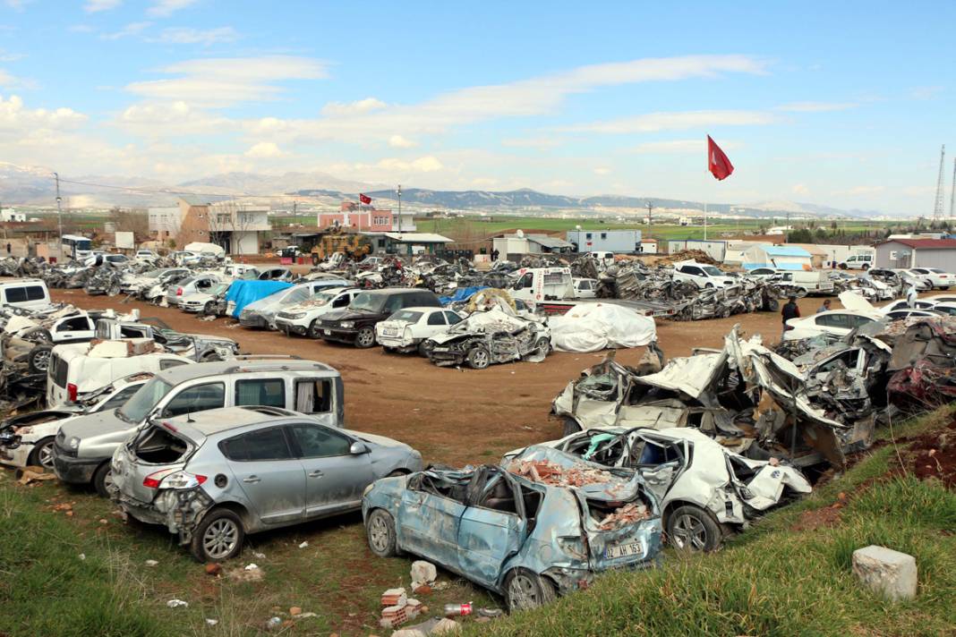 Araba mezarlığı! Büyük felaketle hepsi demir yığınına döndü 5