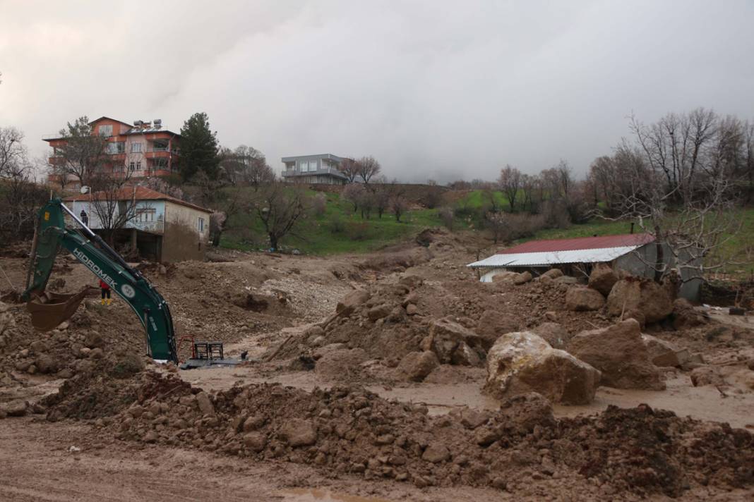 Ekipler havadan, karadan seferber oldu: Fatma hemşire ile bebeği 5 gündür aranıyor 8