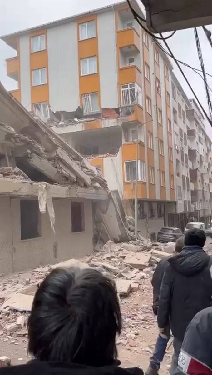 İstanbul'da korkutan olay! Bir anda yan binanın üzerine çöktü 15